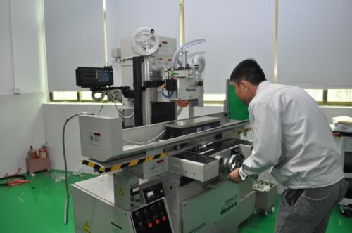 注塑模具滑块压板和耐磨块的油槽设计要求 注塑模具滑块压板和耐磨块的油槽设计要求