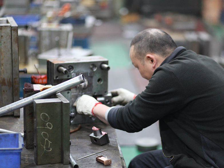 模具生产厂家：模具维护中的常见问题解决方法